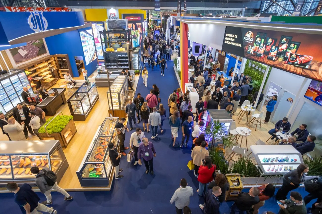 Vista aérea da feira de negócios lotada